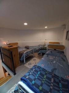 een kamer met 2 bedden en een bureau en een kamer met bij Dúplex GUMANS in Goya