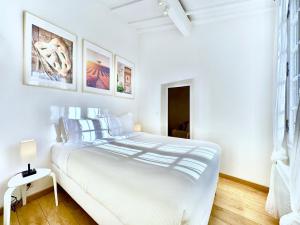Un dormitorio blanco con una gran cama blanca. en Èrsextius, IB, Aix-en-Provence, en Aix-en-Provence