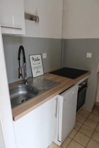 una cocina con fregadero y encimera en * La Tour : Vue imprenable sur la ville *, en Luxeuil-les-Bains 6 fotos más