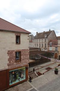 una vista desde el tejado de un edificio en * La Tour : Vue imprenable sur la ville *, en Luxeuil-les-Bains