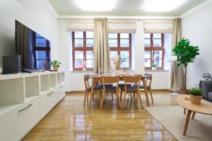 Una cocina y un comedor con mesa y sillas. en Global Living - Design Apartments I City Center I Balcony I Smart-TV I Kitchen I Dresden, en Dresden