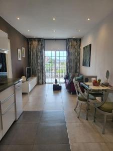 una cucina e un soggiorno con tavolo e divano di Cosy 2 bedroom near sea Costa del Silencio a Costa Del Silencio
