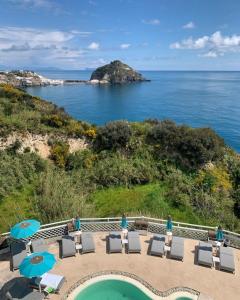 una vista sull'oceano da un resort con piscina di Hotel Torre Sant'Angelo a Ischia