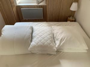 Tempat tidur dalam kamar di Nouveau à Luchon, Appartement T2 refait à neuf