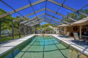 una piscina cubierta con techo de cristal en Coastal Sol, en Sarasota