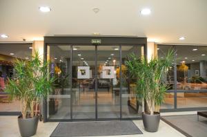 eine Lobby mit Topfpflanzen vor einem Gebäude in der Unterkunft Hq La Galeria in Burgos
