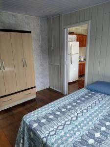 Ένα ή περισσότερα κρεβάτια σε δωμάτιο στο Aconchegante casa de Madeira com linda área lazer!