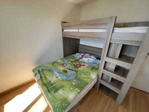 um quarto com 2 beliches num quarto em Cozy 2-bedroom appartment, lovely mountain escape em Crans-Montana