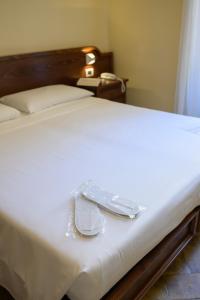 un par de gafas sentadas encima de una cama en Casa I Cappuccini en Roma