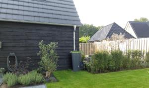 a backyard with a fence and a garden at B&B de Waander 