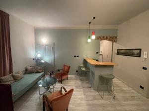 Wohnzimmer mit Sofa und Bar in der Unterkunft CasaBolla in Genua