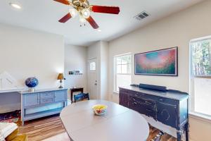 Φωτογραφία από το άλμπουμ του The Geography House σε Montgomery