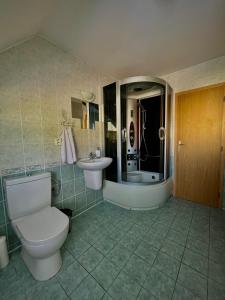 y baño con aseo y lavamanos. en Ubytování v Kyjově, en Kyjov