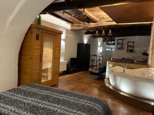 Schlafzimmer mit Badewanne und Bett in der Unterkunft Relais il Duomo con SPA privata in Sutri