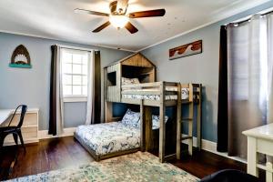ブレーデントンにあるVilla Manteagoのベッドルーム1室(二段ベッド2台、シーリングファン付) +42枚の写真
