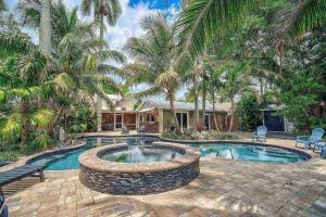 ブレーデントンにあるVilla Manteagoの庭にスイミングプールがある家