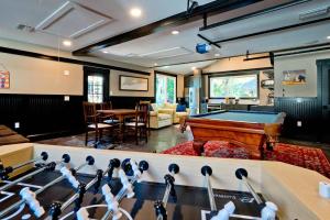 ブレーデントンにあるVilla Manteagoのビリヤード台とリビングルームが備わります。