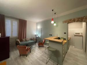 Zimmer mit Küche und Wohnzimmer in der Unterkunft CasaBolla in Genua