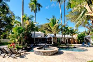 ブレーデントンにあるVilla Manteagoの噴水とヤシの木がある中庭