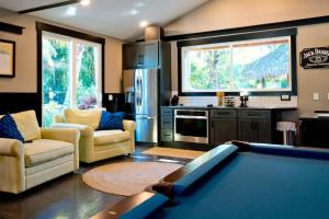 ブレーデントンにあるVilla Manteagoのキッチン(ビリヤード台付)が備わるリビングルームです。