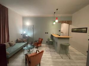 - un salon avec un canapé et une table dans l'établissement CasaBolla, à Gênes