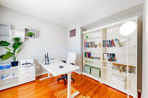 biuro z białym biurkiem i półkami na książki w obiekcie The Degohs w mieście White Plains