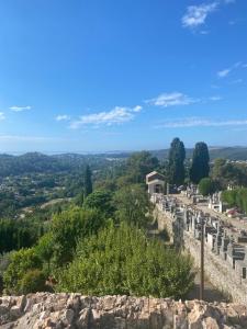 una vista de un cementerio desde la cima de una colina en A CASA ROSSA L'Olivier, en Saint-Paul-de-Vence