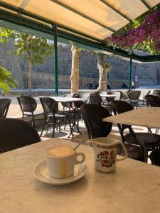 dos tazas de café sentadas en una mesa en un restaurante en A CASA ROSSA L'Olivier, en Saint-Paul-de-Vence