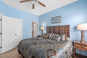 una camera con letto e ventilatore a soffitto di A hidden Gem in plain sight a Orlando