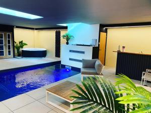 - Sala de estar con piscina y bañera en VILLA CONTEMPORAINE en Voulangis