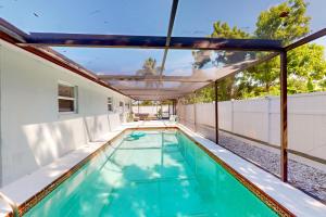 una piscina en la parte trasera de una casa en Lounging Palms Estate, en Fort Myers