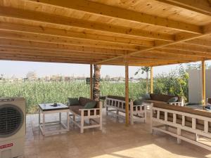 Balkón nebo terasa v ubytování Royal Nile Villa - Pool View Apartment 1