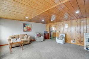 Area soggiorno di Hilltop Hideout with Sweeping Birch Bay Views