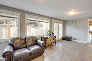 Area soggiorno di Hilltop Hideout with Sweeping Birch Bay Views