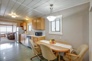 una cucina con un tavolo e sedie in una stanza di Hilltop Hideout with Sweeping Birch Bay Views a Blaine Altre 18 foto