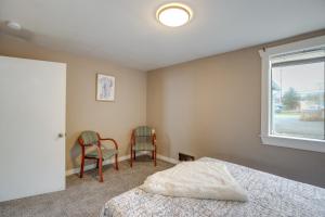 Letto o letti in una camera di Hilltop Hideout with Sweeping Birch Bay Views