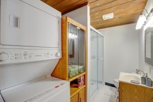 un piccolo bagno con lavandino e frigorifero di Hilltop Hideout with Sweeping Birch Bay Views a Blaine
