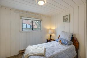 una camera da letto con un letto e una finestra di Hilltop Hideout with Sweeping Birch Bay Views a Blaine