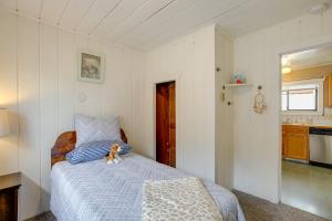 un orsacchiotto seduto su un letto in una camera da letto di Hilltop Hideout with Sweeping Birch Bay Views a Blaine