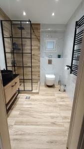 塞薩羅尼基的住宿－Comfort Corner 75m2 100Mbs，一间带卫生间和水槽的浴室
