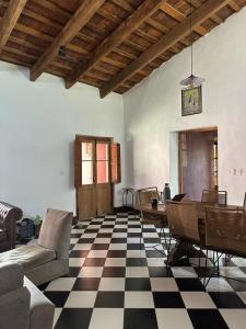 sala de estar con suelo a cuadros en blanco y negro en Hostel El Puesto en San Antonio de Areco