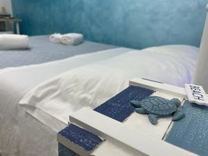 eine Schildkröte sitzt auf der Bettkante in der Unterkunft GG-Grow - La Terrazza Di Bellavista in Neapel