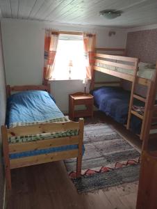 a bedroom with two bunk beds and a window at Gammal stil in Fröseke