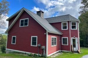 una casa roja con techo gris en Lake Ninevah Retreat, en Mount Holly