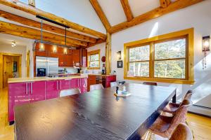 una cocina con una gran mesa de madera en una habitación en Lake Ninevah Retreat, en Mount Holly