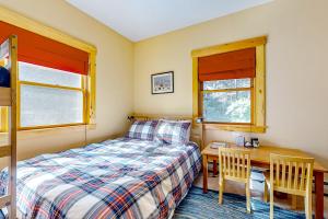 1 dormitorio con cama, escritorio y mesa en Lake Ninevah Retreat, en Mount Holly