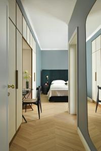 een slaapkamer met een bed en een bureau met een stoel bij Casa Brivio in Milaan