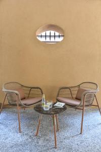 twee stoelen en een salontafel in een kamer bij Casa Brivio in Milaan