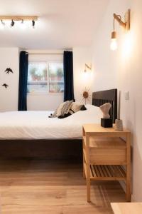 um quarto com uma cama grande e uma janela em L'Atelier - Warm Porto Loft em Porto