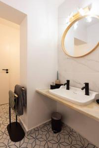 波多的住宿－L'Atelier - Warm Porto Loft，一间带水槽和镜子的浴室
